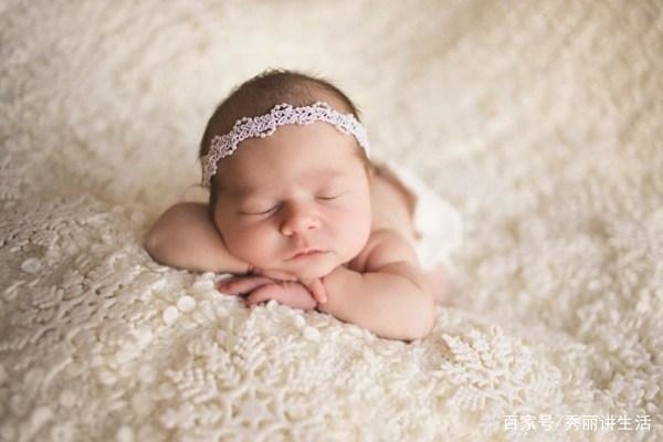新生儿摄影你觉得是布景重要 还是宝宝舒适和